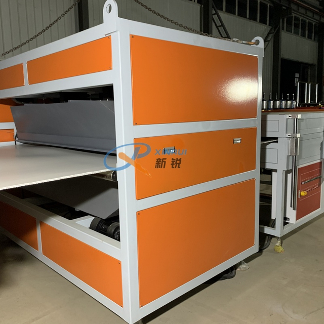 Машина с изготовлением пластикового гофрированного листа пластика